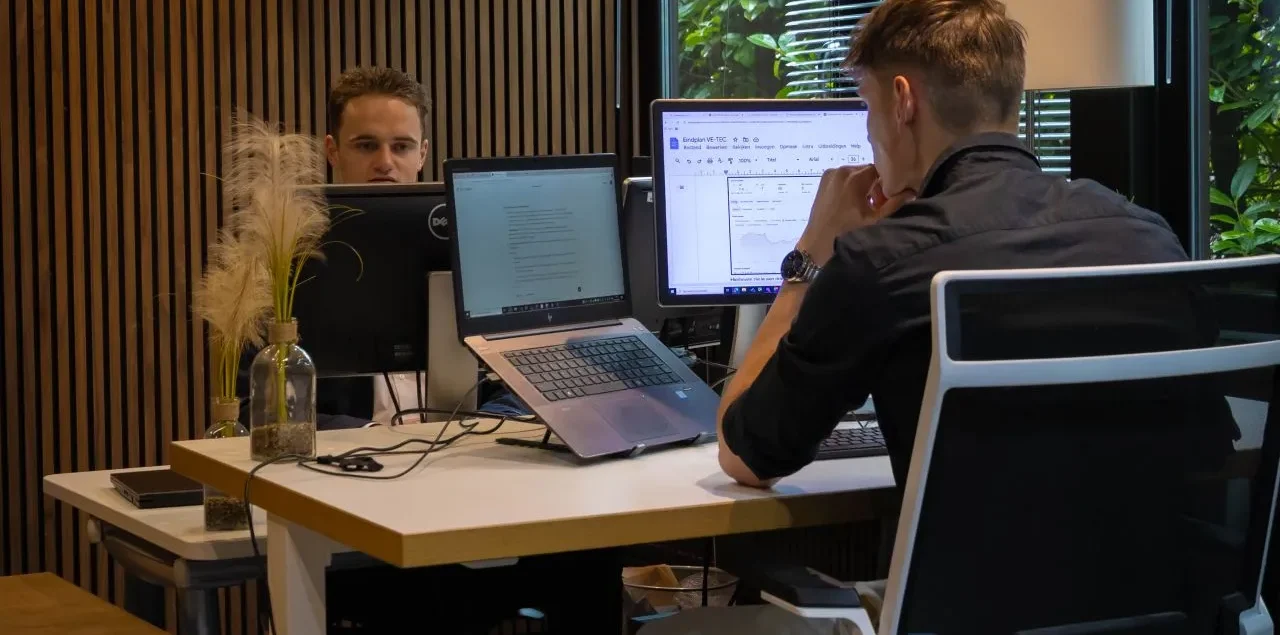 Personen achter een bureau, AI shopping update