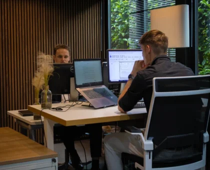 Personen achter een bureau, AI shopping update